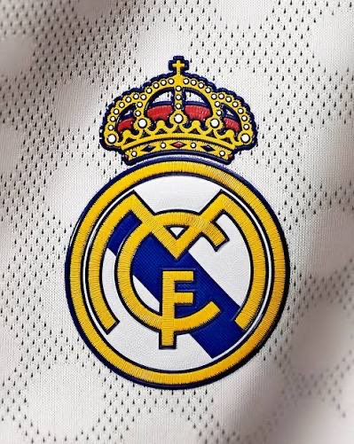 MarioHurtadoRM's tweet image. Muchos jugadores el sábado tienen que vivir el infierno aparte de Florentino:

- Muchos jugadores se han reído del escudo.

- Se han cargado a Xabi Alonso porque les obligaba a hacer su trabajo a estas divas.

- Han manchado el escudo a base de hacer ridículos.

- Se creen hasta…