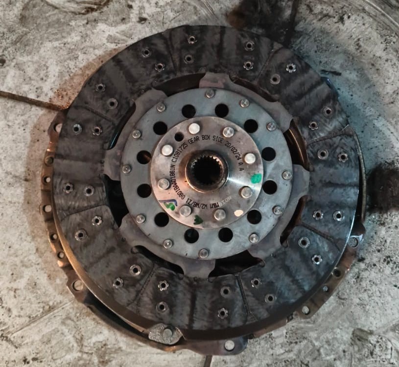 dayaramtil's tweet photo. "@Mahindra_Auto sends photos saying 'No Leakage' in CSC, so No Warranty! 
Dear @anandmahindra, does your technical team not know about Internal Hydraulic Failure? A cylinder can fail without leaking. Blaming the customer to hide poor part quality at 20k km is a shame for #XUV700 https://t.co/GsRNJ9jfr3
