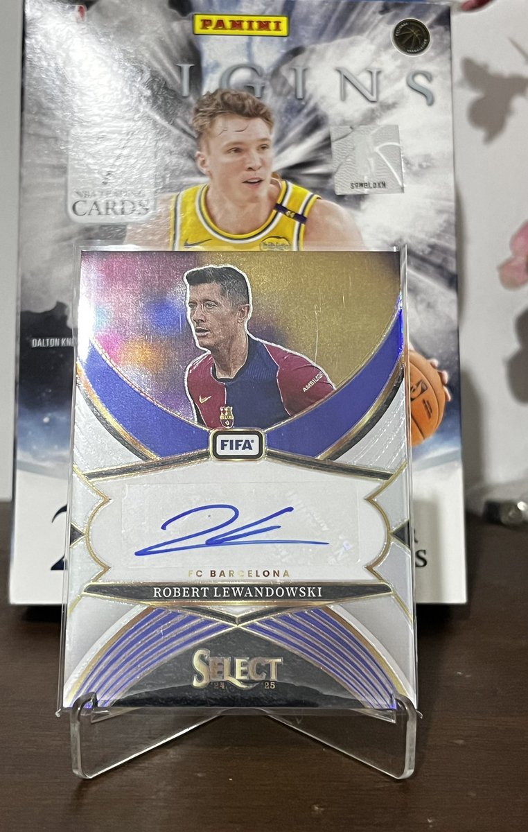 Cardelaphia's tweet photo. WTS Kartu bola Barcelona Robert Lewandowski auto

1000k https://t.co/tkdlp2FneP