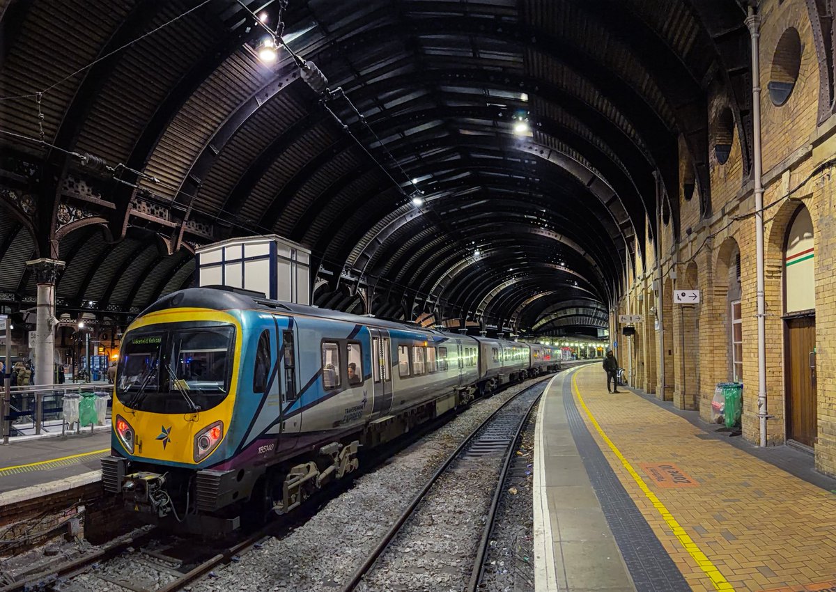 miles_chains's tweet image. TPE 185140 awaits departure from York with a service for Wakefield Kirkgate. The service being cut short due to engineering work in the Ravensthorpe area.
#Class185 #Desiro #TPE #York