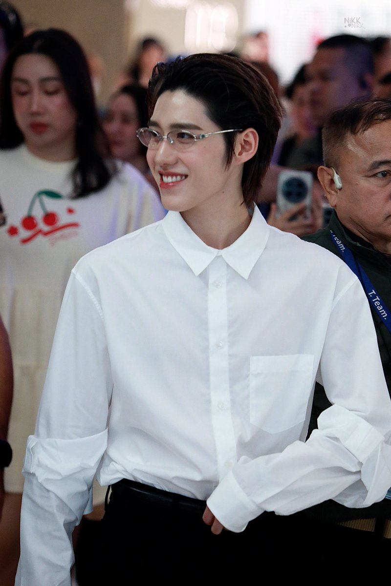 น้องเค้าเดินออกไปเข้าห้องน้ำ ตอนเดินกลับมาผ่านช้อป balen ก้อยิ้มแฉ่งทักทายพี่ๆ sa น่ารักมาก

 #GentleMonsterxPP