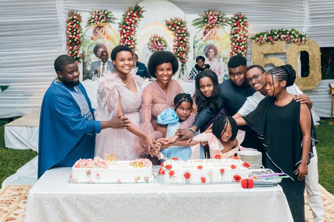 Kumwe no guhimbaza isabukuru ry' imyaka 50 y'ivuka rya Inaburundi <a href="/Burundi1stLady/">Angeline Ndayishimiye Ndayubaha</a>, turashimira Imana ko yadushoboje, tukinjira isengero yo mu mubano wacu. 
Imana ibandanye ihabwa icubahiro.