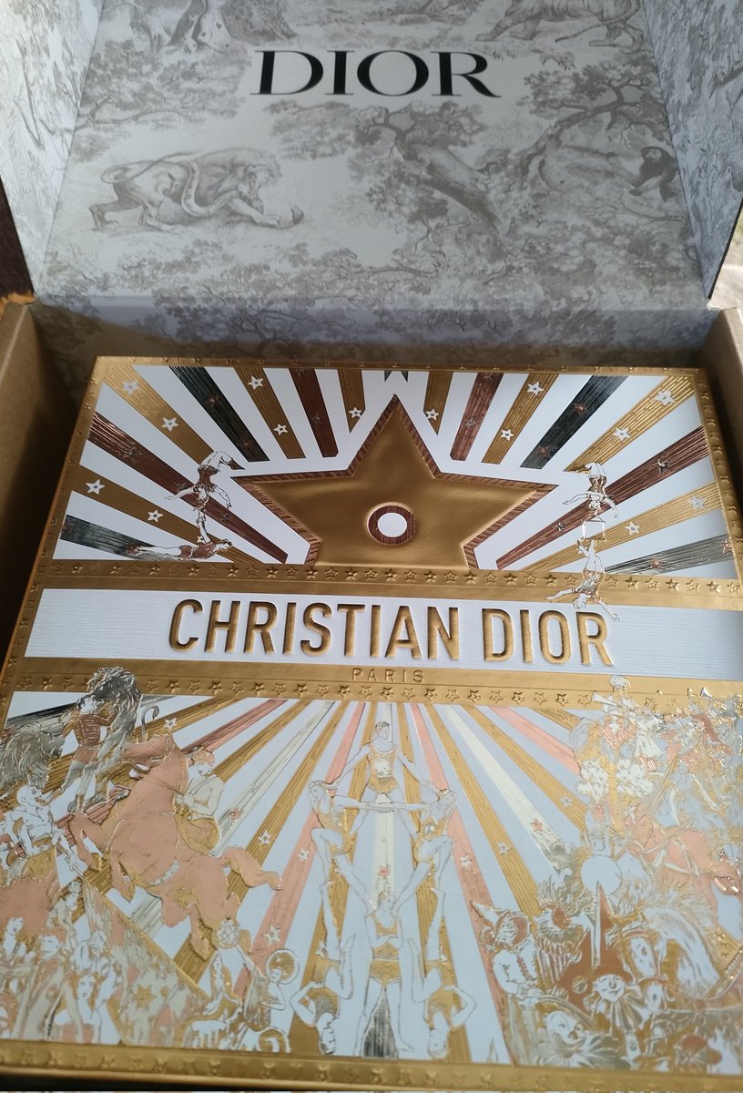 まだホリデーのギフトボックス🎁だった😊 💋アディクト リップグロウ