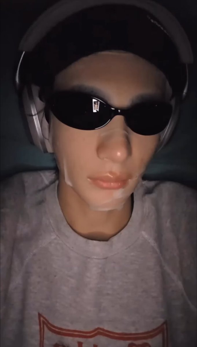 vid0g4m3sumr's tweet image. เริ่ดนะ ไม่ลืมที่จะมาร์กหน้า แล้วก็ไม่ลืมที่แอ็คใส่แว่น ให้เลยอะ