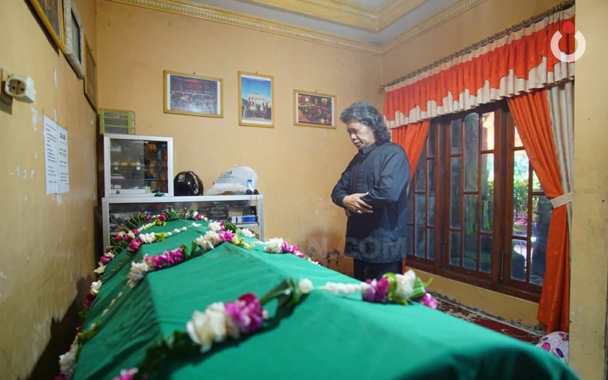 darmurisiwi's tweet image. “Tugas manusia adalah menjalani kehidupan secara efisien, serta menempuh kematian secara efektif.”  — Emha Ainun Nadjib