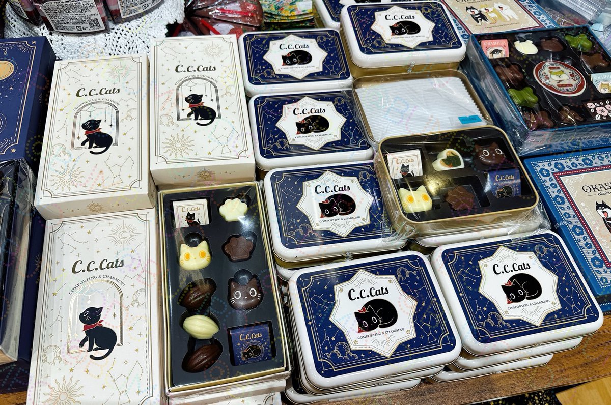 🐈毎年大人気です✨️🍫

猫ちゃんをモチーフにした『C.C. Cat』シリーズのチョコレートが入荷しました！

今年度は天体をパッケージデザインに組み込んでいて少し大人っぽい雰囲気に。缶パッケージのアイテムもありますので気になる方は早めにチェックしてみてくださいね。