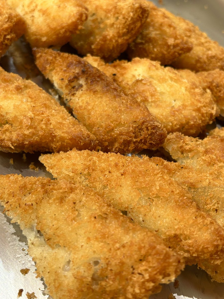 今日の #こどしょくのこんだて は！
・親子丼
・白身魚のフライ
・キャベツのサラダ
・もやしのみそ汁

です🙌