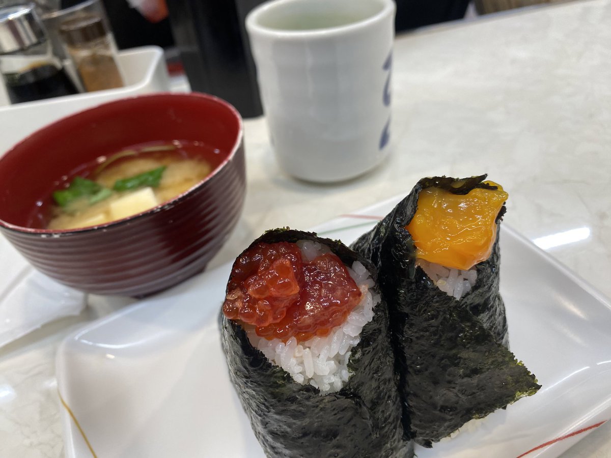 akemeat's tweet image. 行列ができるようなおにぎり屋さんで、おにぎり二つとなめこの味噌汁を頼んで、会計は約1500円。いや、旨かったよ、旨かったけれども😅