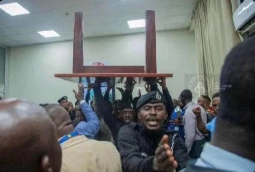 RoRoFli's tweet image. Class 3A pupils returning from 3B classroom after f!ght!ng for their table