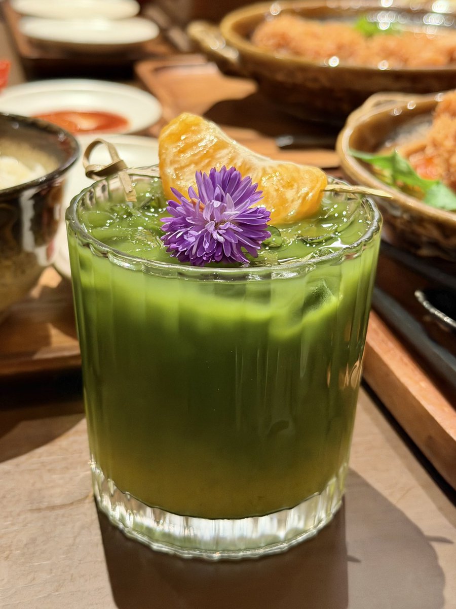 Tonkatsu AOKI ไม่ได้มีแค่ทงคัตสึนะ ล่าสุดมีเมนูนาเบะด้วย ในเซ็ตนาเบะจะมีทงคัตสึเสิร์ฟมาในหม้อหิน พร้อมกับข้าว ซุป ชุดนึงอิ่มจุกๆค่ะ

จุดเด่นของคือทงคัตสึที่ทอดมากรอบฟู ไม่อมน้ำมัน และเสิร์ฟมาพร้อมกับข้าวหุงในหม้อแรงดัน ข้าวหอมอร่อยมากกกก นุ่มหนึบเรียงเม็ดสวย เป็นข้าว Yumepirika