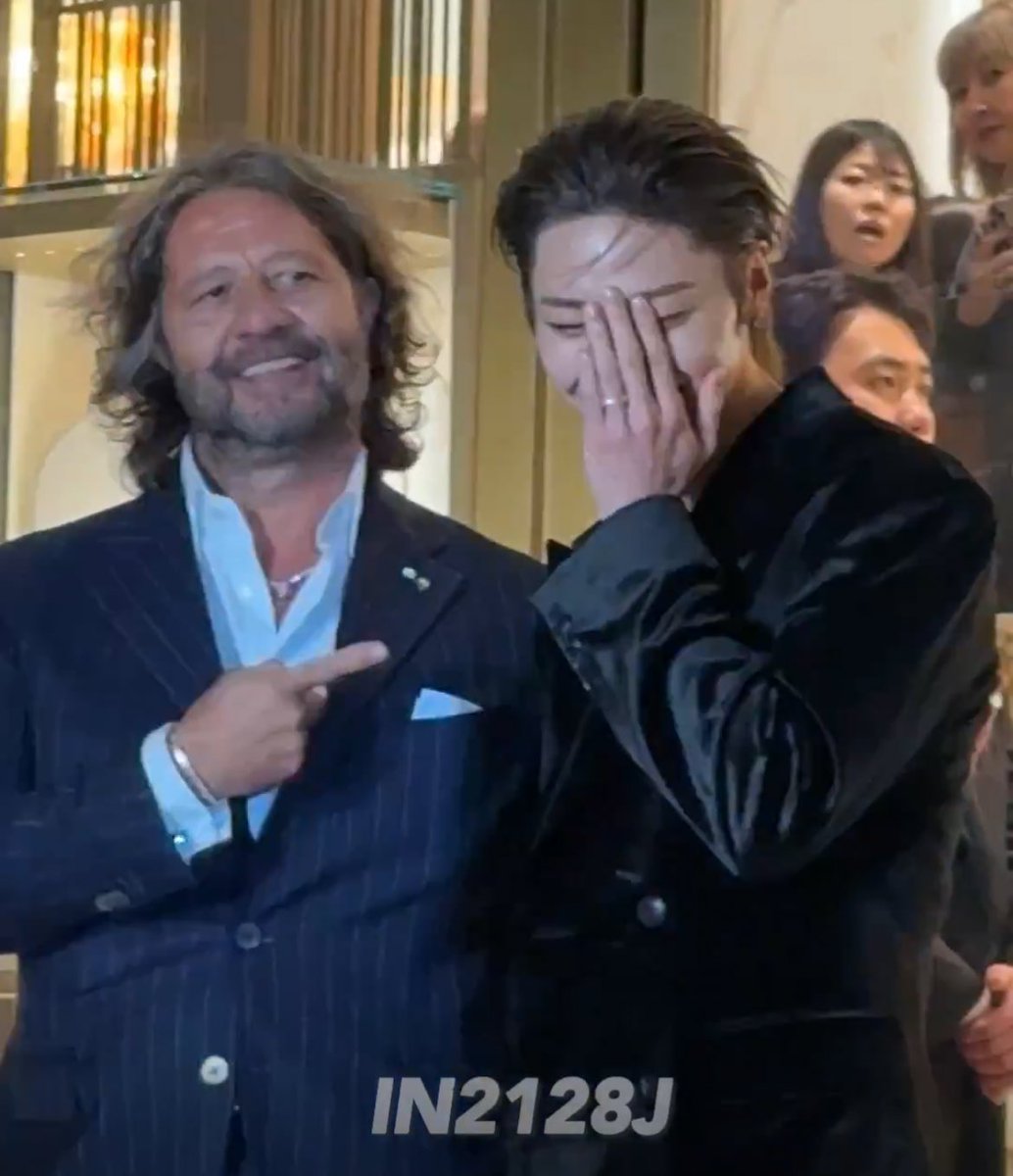 SEUNGlNNIE's tweet image. the way he got so shy when the president of damiani called him their number 1 😭

#I_NxDAMIANI