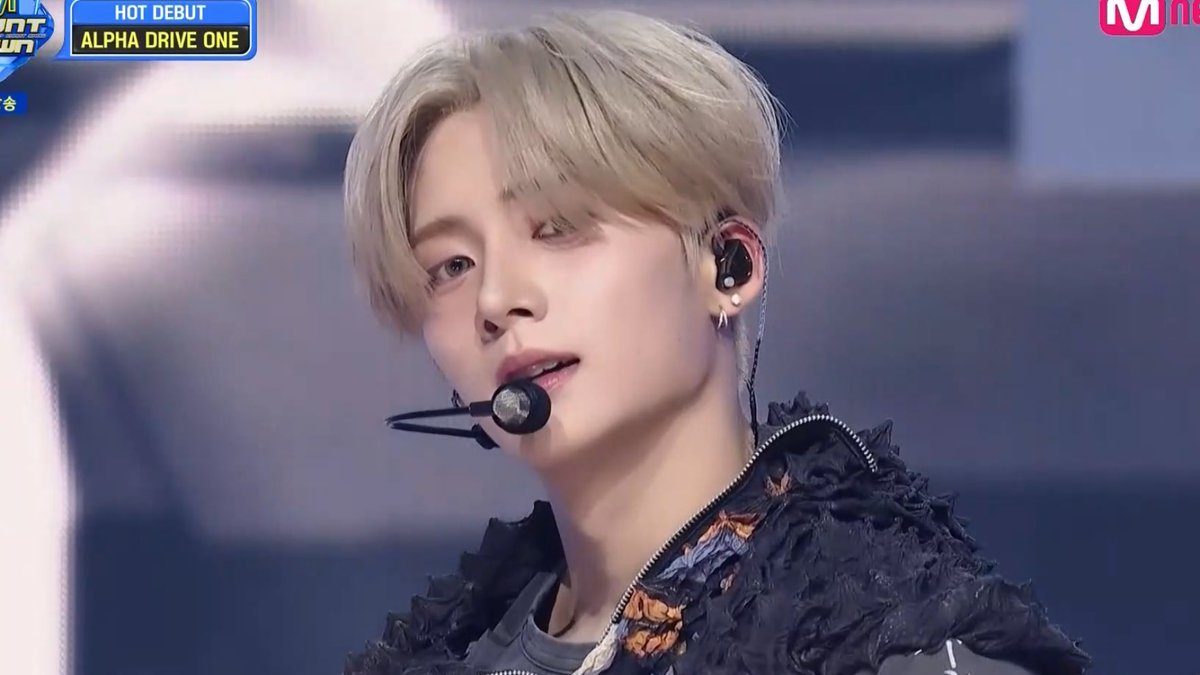 defwonxin's tweet photo. ald1’s first music show!<3 https://t.co/ejzofvubdx