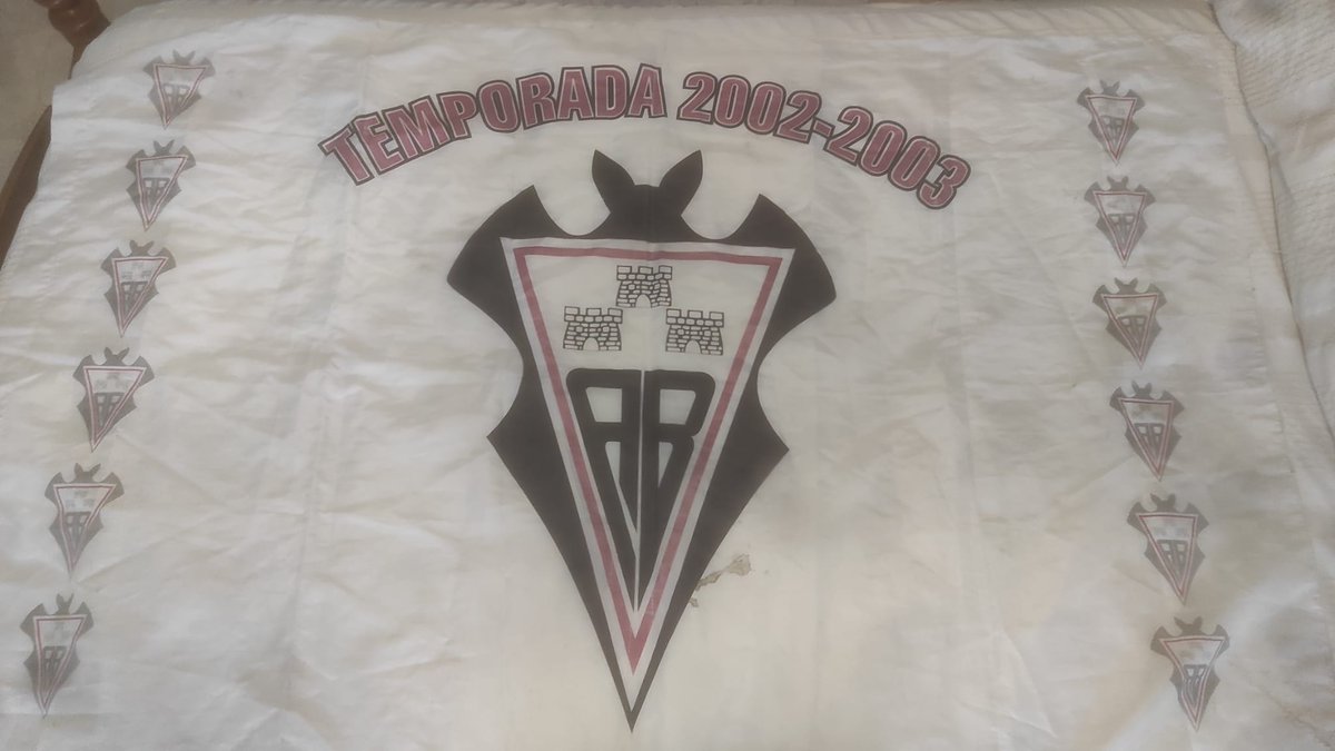 gpsab99's tweet image. Ayer, con la locura del partido, alguien perdió esta reliquia en gol sur, pegando a la grada de animación, en las filas de arriba. Si alguien sabe de su legítimo dueño o dueña, que me lo haga saber, que esta tela ha vivido mucha historia y no creo que le haga gracia perderla.