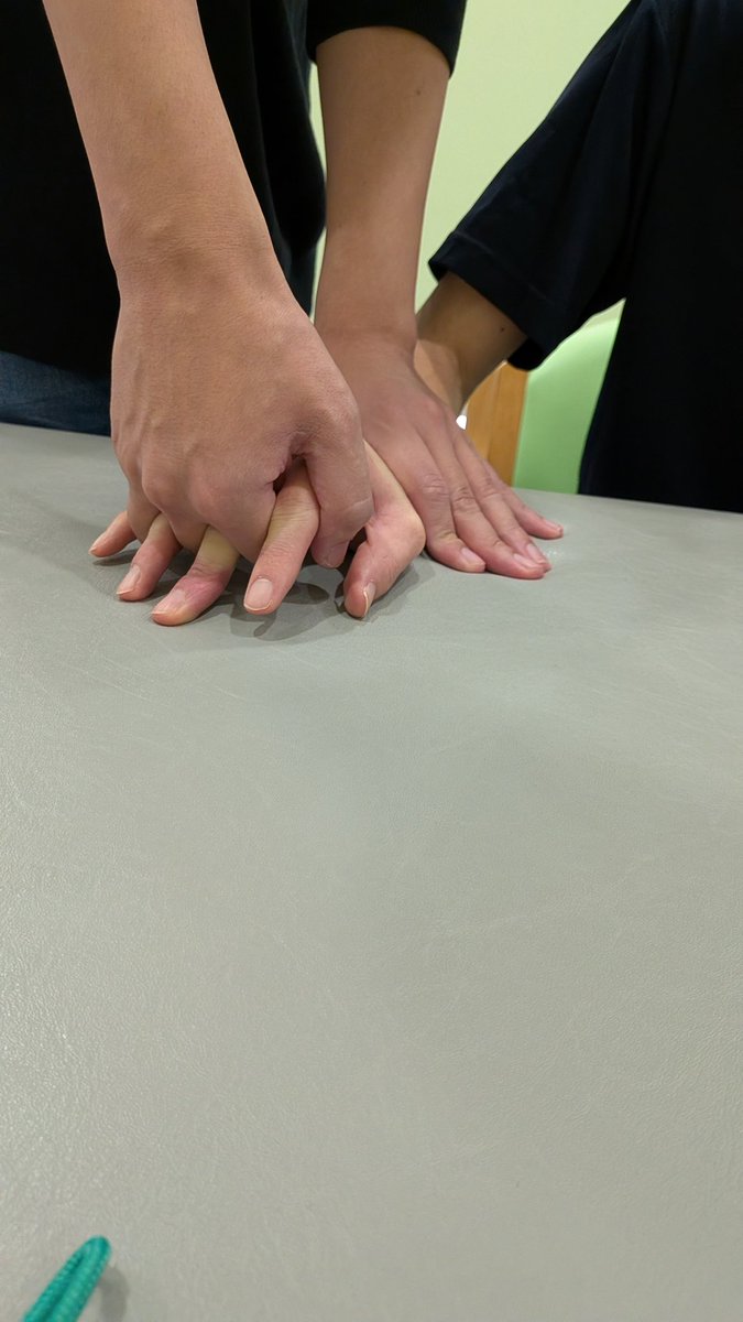 実技勉強会

今回のテーマは「上肢・手」でした。簡単なレクチャーで問題点などを共有したうえで実技をみっちりやりました。
次回は頭頸部のコントロールとバランスについてです。