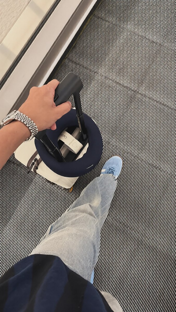 sitaurusboy2's tweet image. Pegangan sama koper mulu, sama kamu kapan? 😏