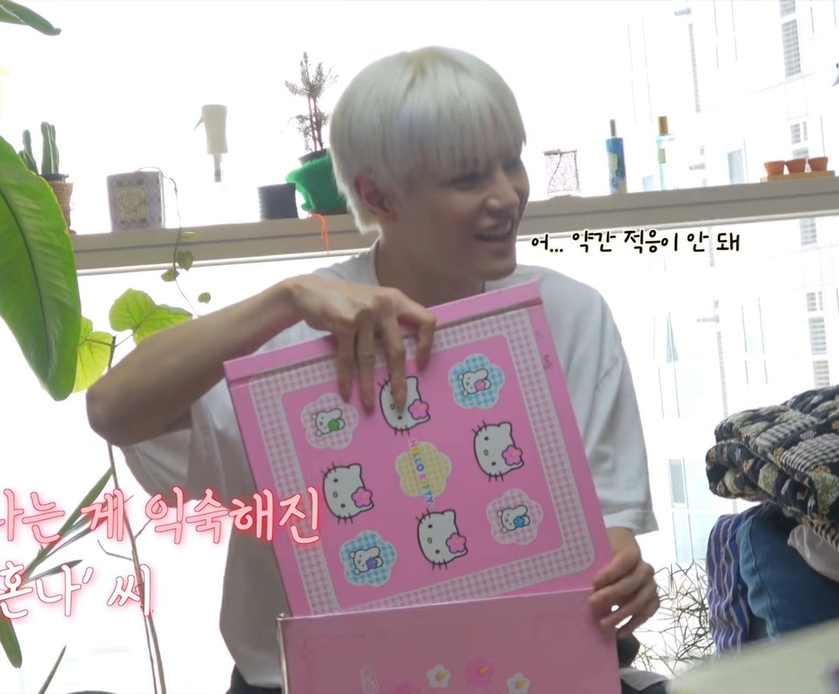 pick_pickmeup's tweet image. น้องแทยงชอบสีชมพูมากแค่ไหนก้ดูเถอะ อัลบั้มเก็บรูปตอนเด็กออมม่ายังเลือกลายคิตตี้สีชมพูให้ ข้างในก้มีรูปเบ่บี๋น้อยฮันบกชมพูเต็มไปหมด ละนูน่าบอกว่าน้องแทยงอะติดแบ๊วที่สุดในบ้านละ ชอบทำท่าน่ารักๆ ออมม่าบอกตอนเข้า sm เค้าพยายามให้คีพลุคเท่ๆคาริสม่าๆ ออมม่าคิดในใจว่าทำได้ไม่นานหรอก…