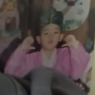 pick_pickmeup's tweet image. น้องแทยงชอบสีชมพูมากแค่ไหนก้ดูเถอะ อัลบั้มเก็บรูปตอนเด็กออมม่ายังเลือกลายคิตตี้สีชมพูให้ ข้างในก้มีรูปเบ่บี๋น้อยฮันบกชมพูเต็มไปหมด ละนูน่าบอกว่าน้องแทยงอะติดแบ๊วที่สุดในบ้านละ ชอบทำท่าน่ารักๆ ออมม่าบอกตอนเข้า sm เค้าพยายามให้คีพลุคเท่ๆคาริสม่าๆ ออมม่าคิดในใจว่าทำได้ไม่นานหรอก…