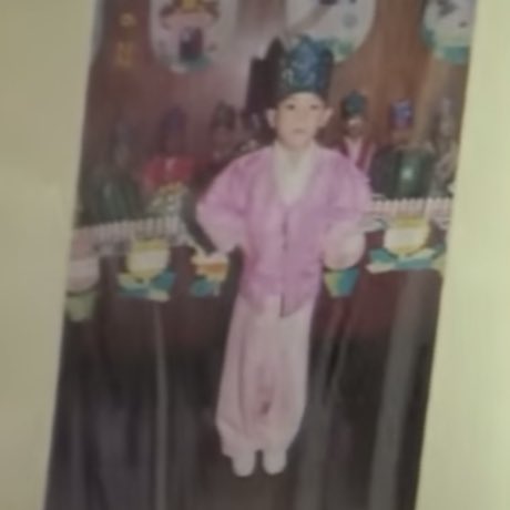 pick_pickmeup's tweet image. น้องแทยงชอบสีชมพูมากแค่ไหนก้ดูเถอะ อัลบั้มเก็บรูปตอนเด็กออมม่ายังเลือกลายคิตตี้สีชมพูให้ ข้างในก้มีรูปเบ่บี๋น้อยฮันบกชมพูเต็มไปหมด ละนูน่าบอกว่าน้องแทยงอะติดแบ๊วที่สุดในบ้านละ ชอบทำท่าน่ารักๆ ออมม่าบอกตอนเข้า sm เค้าพยายามให้คีพลุคเท่ๆคาริสม่าๆ ออมม่าคิดในใจว่าทำได้ไม่นานหรอก…