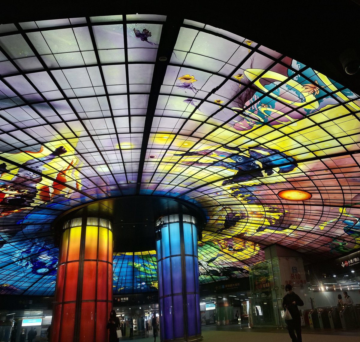 阿斌：妳是高雄人又不是觀光客
跟著人家拍這個幹嘛