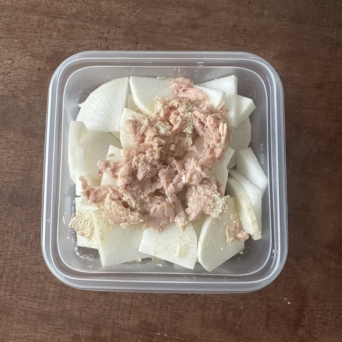 syunkon0507's tweet image. あまりに簡単で恐縮やけど、大根があっという間になくなる1品。

皮を剥いて3ミリ厚さのいちょう切りにした大根(300g・約6cm)にツナ1缶を油ごとのせ、顆粒鶏ガラ小2、酒・みりん・水各大1をかけ7分チン。塩胡椒で調えるだけ。

煮汁まで飲み干す美味しさです！

甘辛い煮物が苦手な方にもオススメ。