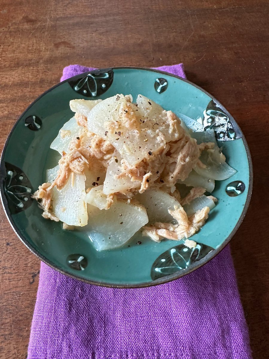 syunkon0507's tweet image. あまりに簡単で恐縮やけど、大根があっという間になくなる1品。

皮を剥いて3ミリ厚さのいちょう切りにした大根(300g・約6cm)にツナ1缶を油ごとのせ、顆粒鶏ガラ小2、酒・みりん・水各大1をかけ7分チン。塩胡椒で調えるだけ。

煮汁まで飲み干す美味しさです！

甘辛い煮物が苦手な方にもオススメ。