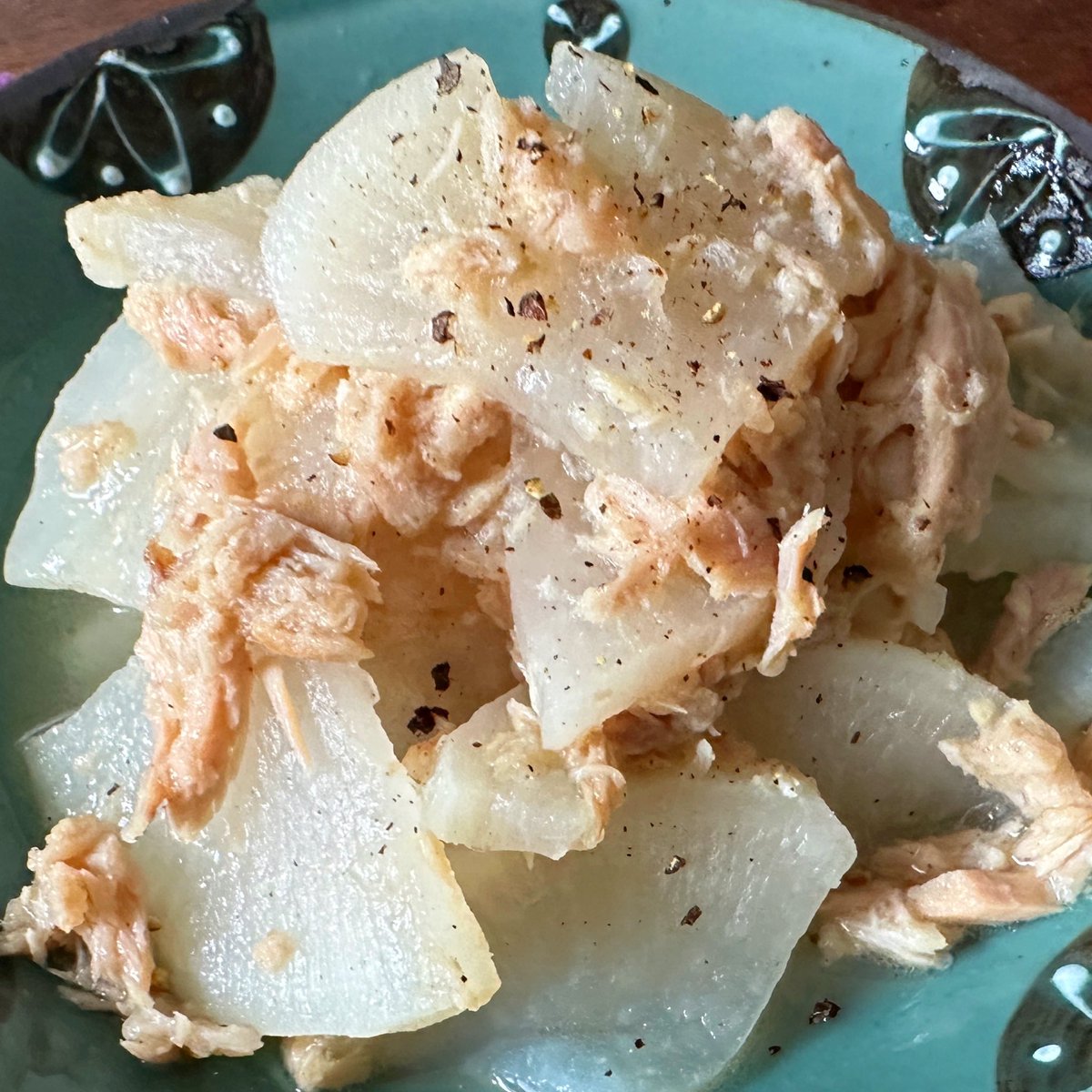 syunkon0507's tweet image. あまりに簡単で恐縮やけど、大根があっという間になくなる1品。

皮を剥いて3ミリ厚さのいちょう切りにした大根(300g・約6cm)にツナ1缶を油ごとのせ、顆粒鶏ガラ小2、酒・みりん・水各大1をかけ7分チン。塩胡椒で調えるだけ。

煮汁まで飲み干す美味しさです！

甘辛い煮物が苦手な方にもオススメ。