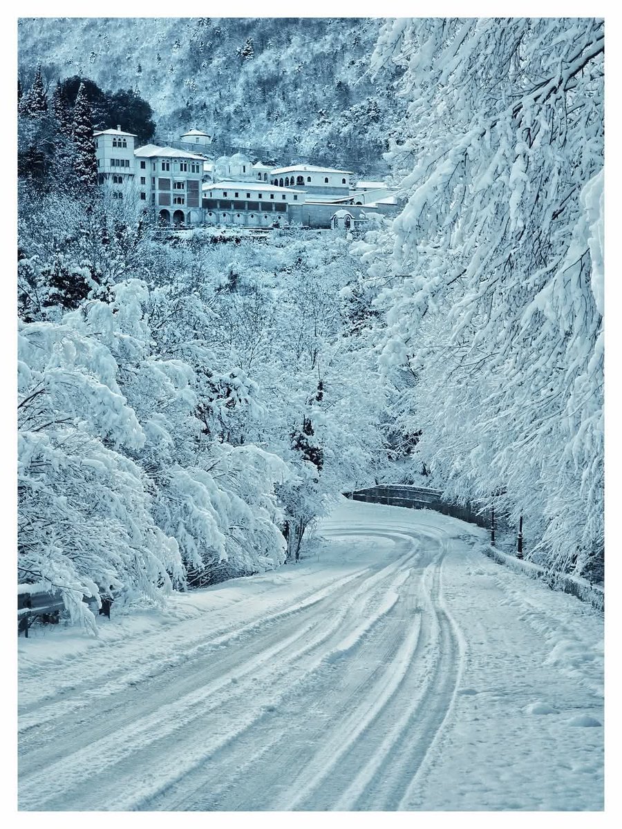 Καλημέρα!!
Η Ιερά Μονή Παναγίας Εικοσιφοινισσης στο όρος Παγγαίο του Νομού Καβάλας ύστερα από την τελευταία χιονόπτωση! 🇬🇷🩵🇬🇷
Μία υπέροχη φωτογραφία από τον @Christos Karamanis!