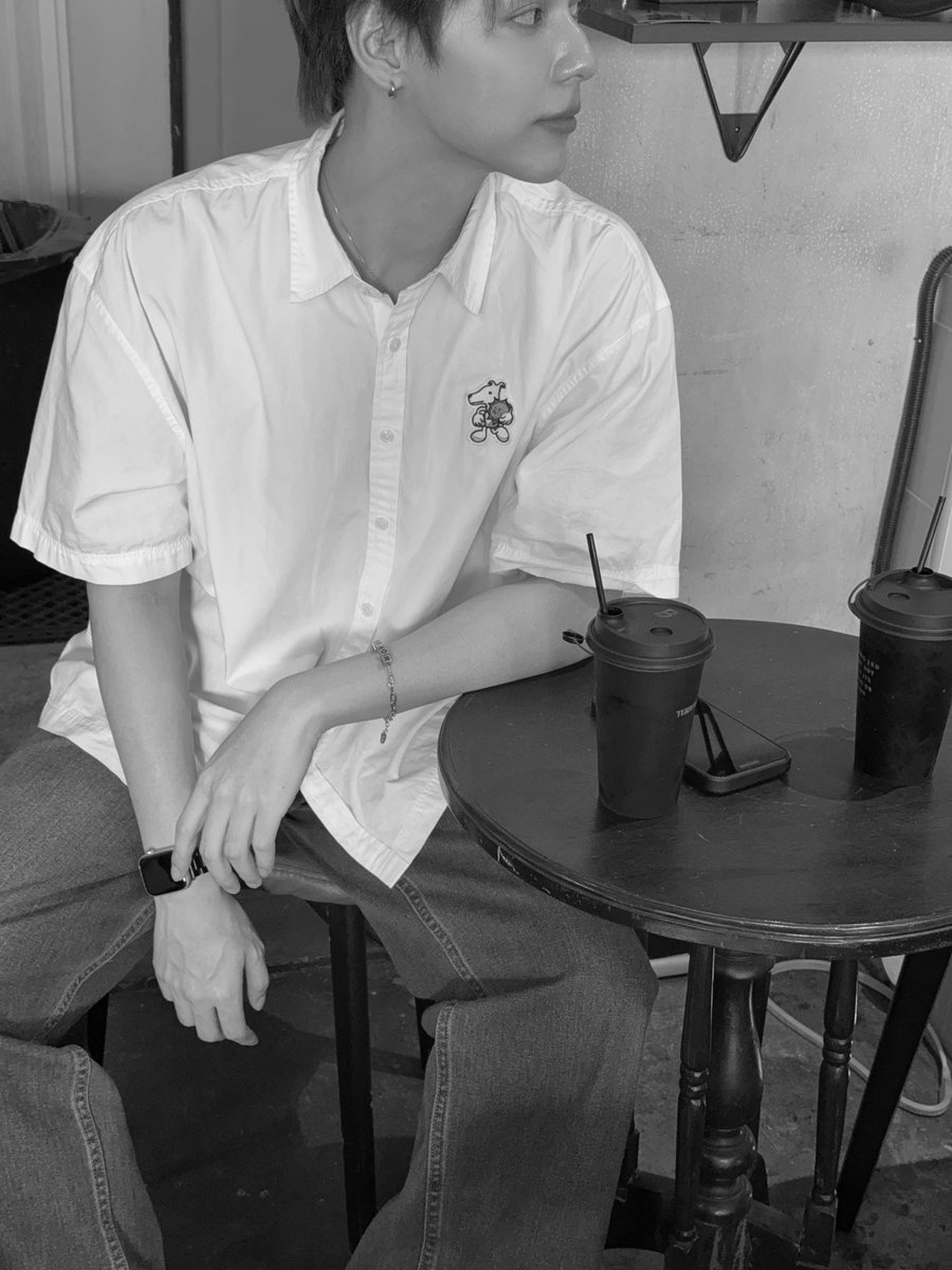 PentorJrp's tweet photo. ขายวิญญาณให้คาเฟอีน ☕️  #PentorJrp 

**ดื่มในปริมาณที่เหมาะสมต่อวันกันนะหนู https://t.co/y5OVow9TXO