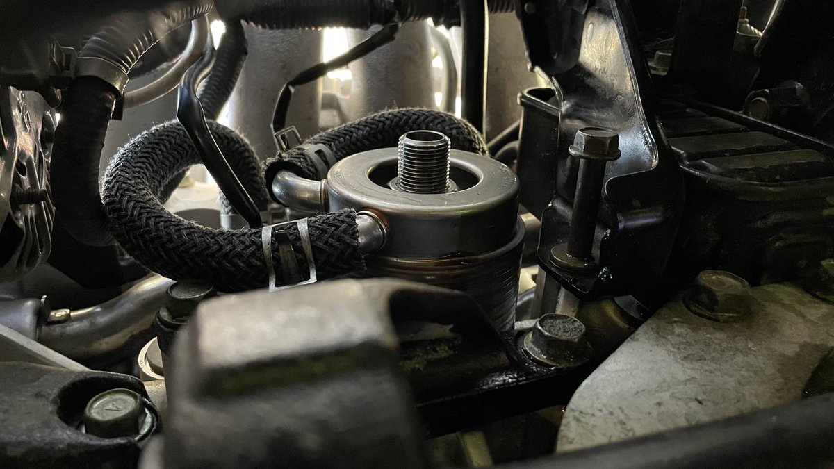 dc22182's tweet photo. 以前交換したスバル製水冷オイルクーラーの配管からの水漏れ修理。オイルクーラー斜めってOリング破断に気づかずオイルダダ漏れ、配管を3回作り直す等トラブル続出、5日ジャッキ上げっ放しで今日やっと完了💦今度こそ漏れ止まってくれ〜🙏
←before                  after→ https://t.co/0YxlB1GI6w