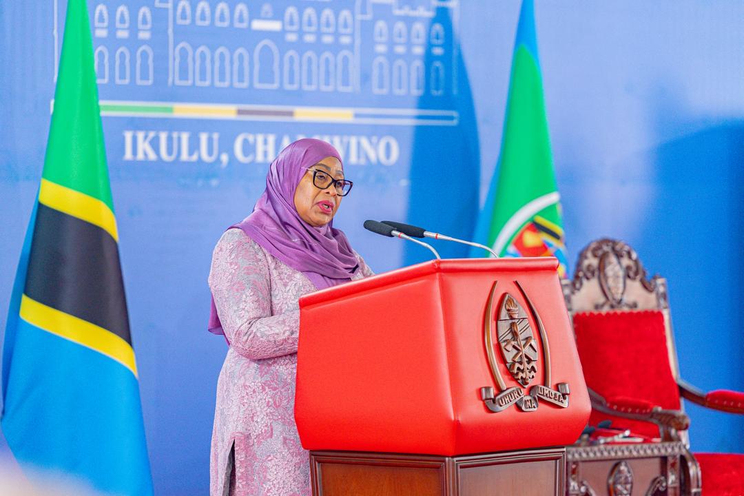 Eric__Bernard's tweet photo. "Tuko katika hatua za mwisho za kukamilisha Reli ya Kisasa (SGR) na Bomba la Mafuta Ghafi la Afrika Mashariki (EACOP), ambalo linatarajiwa kukamilika mwezi Julai 2026. Kukamilika kwa Mradi wa Umeme wa Julius Nyerere na kuanza kufanya kazi kwa FGL si mafanikio ya kihandisi pekee, bali ni injini za uchumi wetu" Mhe. Dkt. Samia Suluhu Hassan, Rais wa Jamhuri ya Muungano wa Tanzania