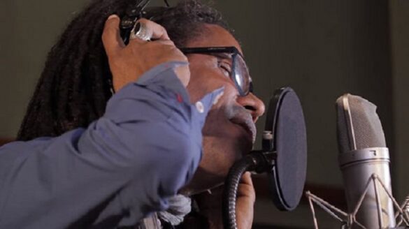 RadioHabanaCuba's tweet photo. #Cultura 🇨🇺🇻🇪🎶 ll El cantautor cubano Raúl Torres compartió en Facebook el video oficial de su composición “Canción urgente nuestroamericana”, que llama a la solidaridad con #Venezuela frente a la agresión militar de EEUU
https://t.co/mZUkMlTF18 https://t.co/My9LS4CaAF