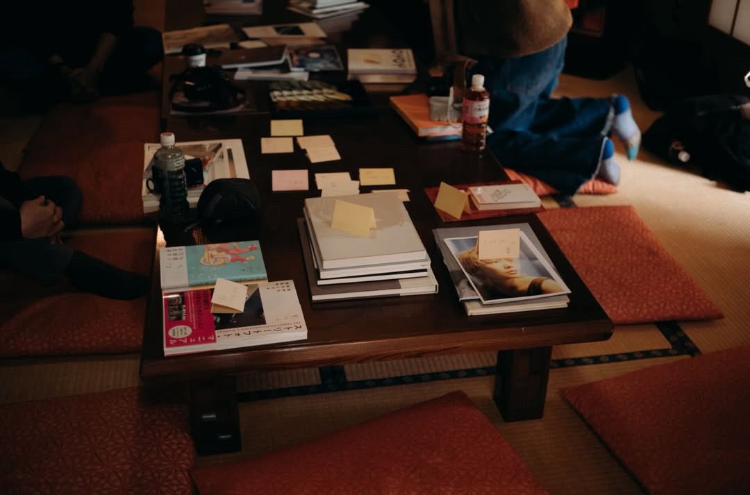 tosaneko24's tweet photo. 古民家撮影会、机2台埋まるだけ沢山のbook、ZINE、写真集、本、漫画が集まりました🐈
つくづく人に恵まれてなんとかなってきた人間だなと思っています。皆様ありがとうございましたー！
あったかくなったら海辺でやりたいわね🪼
ニコニコオフショの西尾さんを添えて https://t.co/7O2OupdSNi