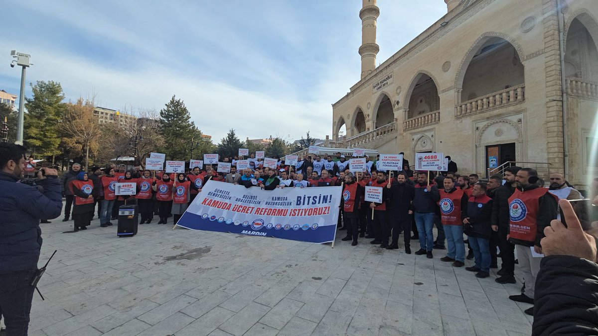 Mardin’den haykırdık: Kamuda ücret dengesizliğine ve gelirde adaletsizliğe son verilsin! 📢
​Alın terimizin karşılığı olan adil bir "Ücret Reformu" bekliyoruz. Kamu görevlilerinin haklı taleplerinin sesi olmaya devam edeceğiz. 
​#MemurSen #ÜcretReformu