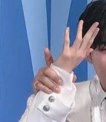 DonttouchMy__'s tweet image. 한줌손목.. 막 .. 잡히지 마라..