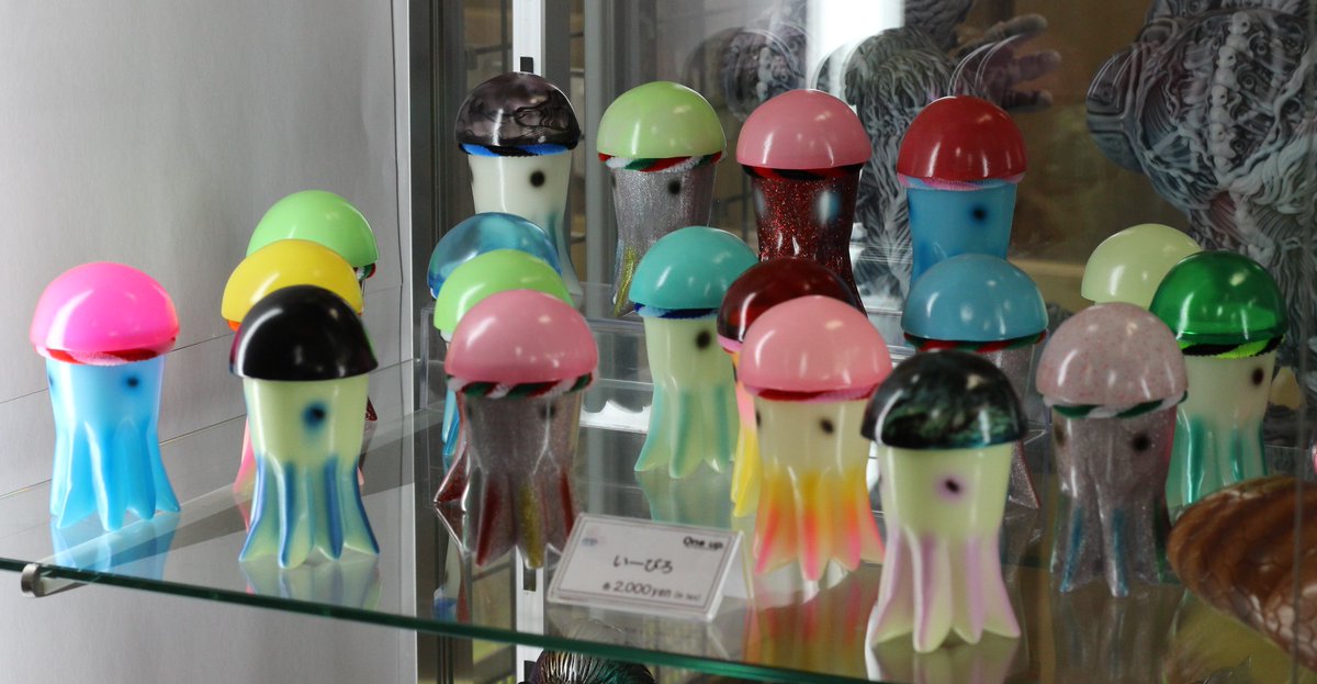 #はなみの工房
#oneuptoy

はなみの工房さんの
ウツボトラス x 3色
＋
イロイロな蓄光素体を使用して全て１点モノの
いーぴろ けーぴろ 店頭では好きなのを選んで購入していただいているのですが、
通販のご要望が多い中、全部のページを作れないので、
当店で適当に選んでランダムお渡しで良ければ