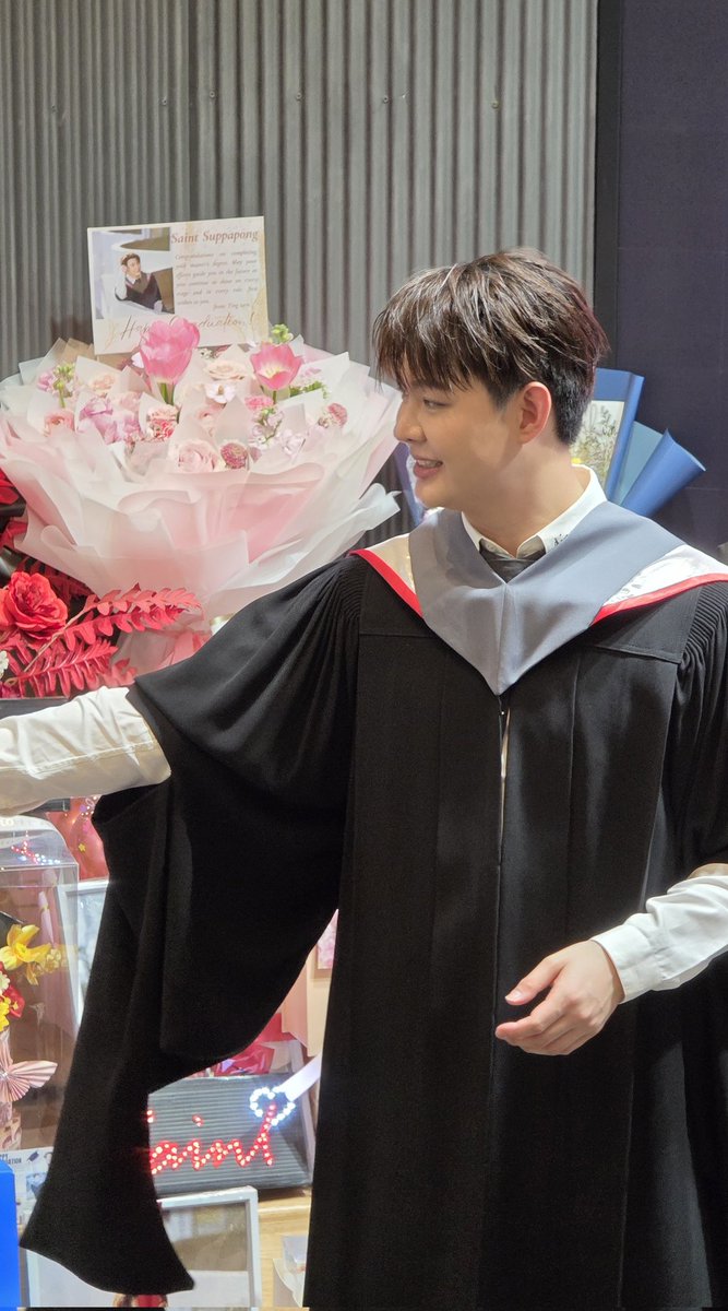 Thefreezing14's tweet image. ยินดีด้วยครับ

SAINT MASTER GRADUATION
#เซ้นต์จบปริญญาโทแล้วครับ
#Saint_sup