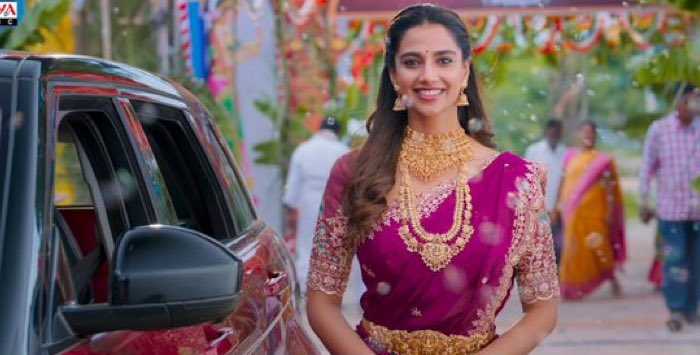 Movie motham sarees tho full magic create chesaru 
Prathi frame lo elegance, grace, glamour Perfect ga match ayyayi 
.<a href="/Meenakshiioffl/">Meenaakshi Chaudhary</a>👌❤️‍🔥