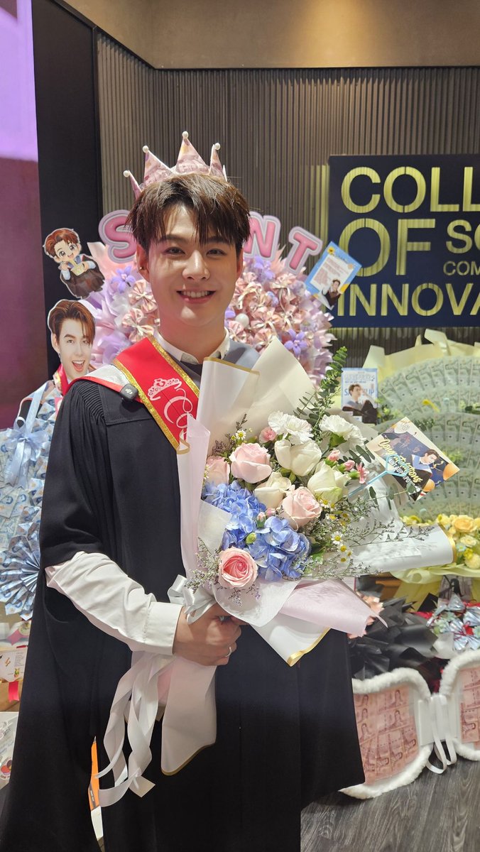 peakmint_ofc's tweet image. พวกเราบ้านโอนี่ของ #พีคมิ้นท์ ได้ส่งดอกไม้ไปแสดงความยินดีกับพี่เซ้นต์ V1 เนื่องในโอกาสรับปริญญาค่ะ 🥰 พวกเราขอแสดงความยินดีกับพี่เซ้นต์ด้วยนะคะ 💐

#เซ้นต์จบปริญญาโทแล้วครับ
#Saint_sup