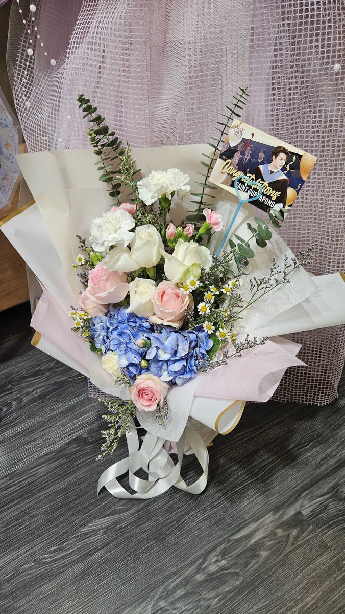 peakmint_ofc's tweet image. พวกเราบ้านโอนี่ของ #พีคมิ้นท์ ได้ส่งดอกไม้ไปแสดงความยินดีกับพี่เซ้นต์ V1 เนื่องในโอกาสรับปริญญาค่ะ 🥰 พวกเราขอแสดงความยินดีกับพี่เซ้นต์ด้วยนะคะ 💐

#เซ้นต์จบปริญญาโทแล้วครับ
#Saint_sup