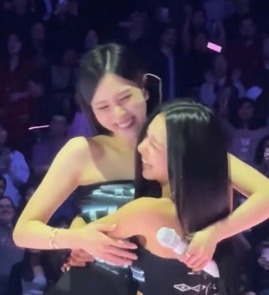 hablando en serio, mina se ve mucho más feliz desde que regreso chaeyoung, my shaylas 😭