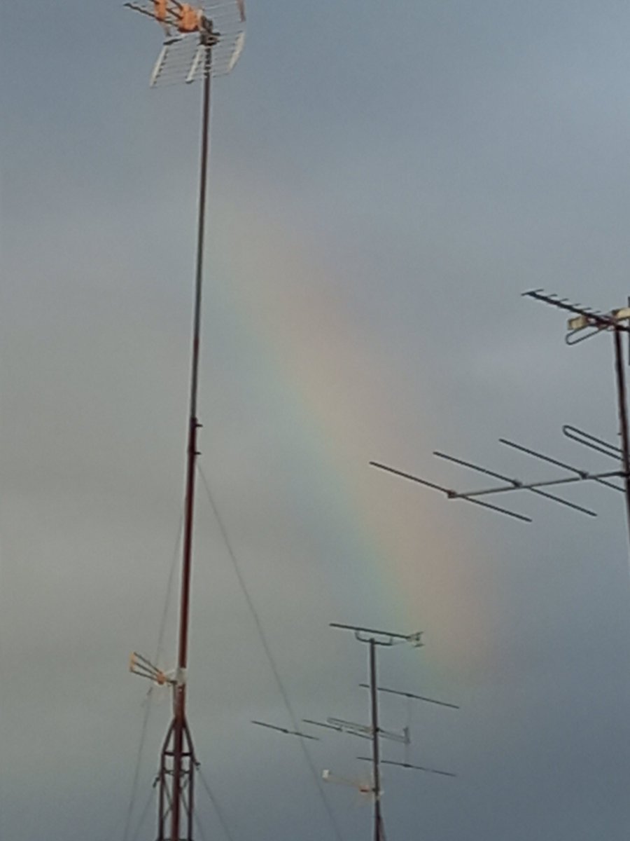 Si este mundo es el reflejo del ser humano, ¿existirá el perdón para su alma?
Vómitos de rabia contagiada de poder. Dolor que salpica a la lluvia, hoy convertida en niebla.
Arcoíris que revientan las alturas.  Una paz que desangró a su paloma.
#poesía #fotografía