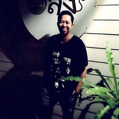 ตอนแม่เอ๊าะๆ มีช่วงหนึ่งแม่เคยไปแอบรักกะเทย เราเจอกันที่ใต้ต้นขนุนแม่เลยเดินไปขอเบอร์ทันที เราคุยกันได้ 3 เดือน อยู่ๆแม่ก็โดนเขาบอกเลิกเพราะเขาอายที่จะคบกับแม่ เพราะไม่ยอมไปดัดฟันแถมยังเดินขาเบียด แม่เสียใจมาก ลูกๆช่วยบอกที่ว่าแม่ผิดตรงไหน