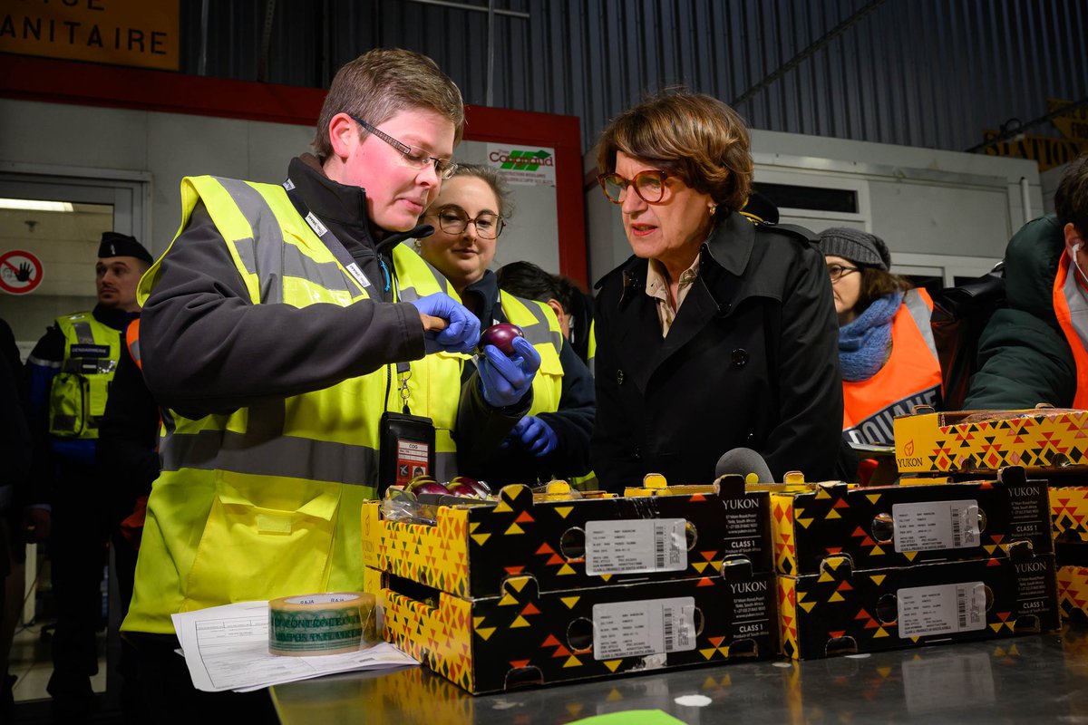 AnnieGenevard's tweet photo. Moins d’une semaine après l'arrêté que j'ai pris interdisant 5 substances dans les fruits et légumes importés de pays tiers, j’annonce aujourd'hui depuis Roissy la création d’une brigade française spécialisée de plus de 100 agents.

Il faut maintenant aller vite. Près de 3 000 contrôles seront réalisés dès cette année.

C’est la mise en place d’une politique inédite et ambitieuse pour lutter contre la concurrence déloyale : plus de contrôles pour protéger les agriculteurs et les consommateurs français.