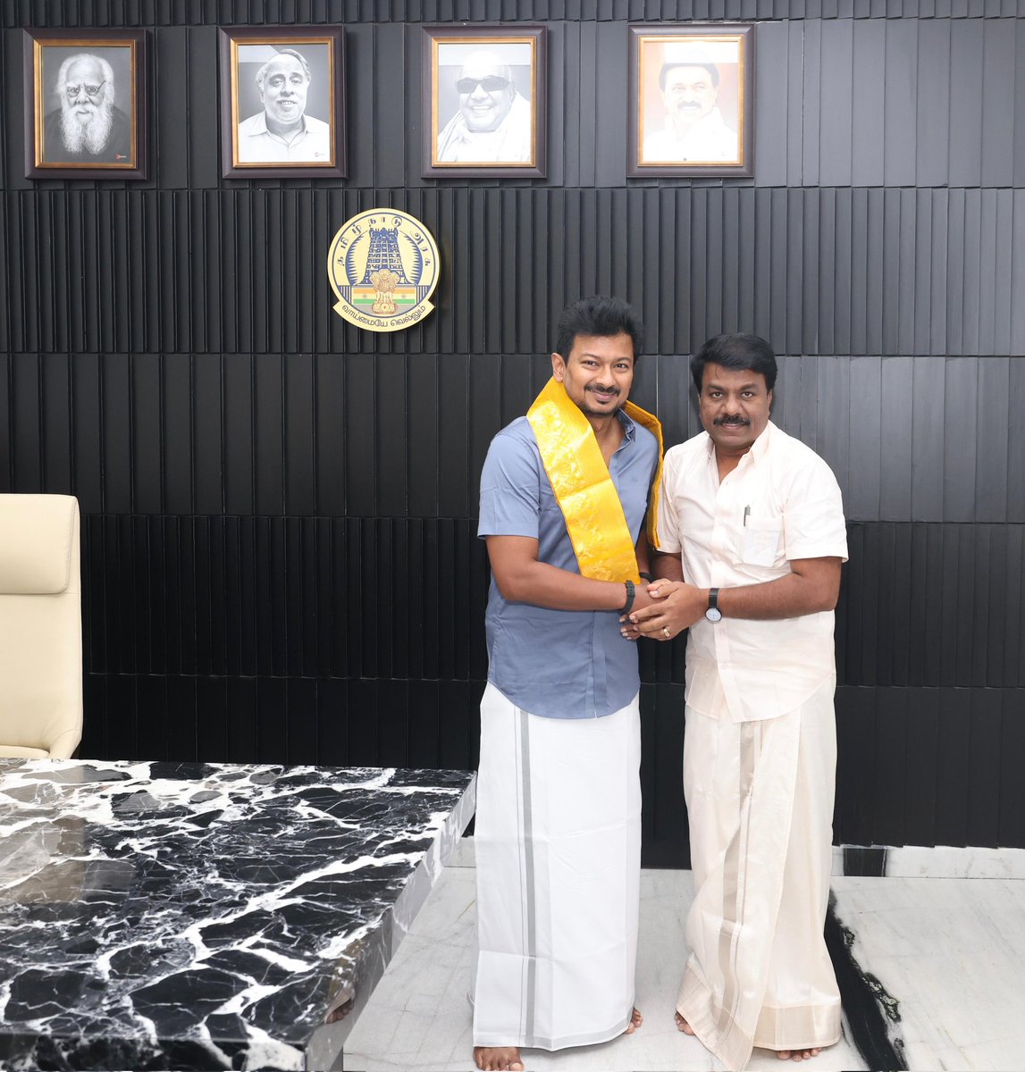 வெற்றி ஒன்றே இலக்கு! ☀️

தமிழர் திருநாளாம் பொங்கல் நன்னாளில், நம் தமிழகத்தின் விடியல் மாண்புமிகு முதல்வர் <a href="/mkstalin/">M.K.Stalin - தமிழ்நாட்டை தலைகுனிய விடமாட்டேன்</a> அவர்களையும், எங்களின் வழிகாட்டி மாண்புமிகு துணை முதல்வர் அண்ணன் <a href="/Udhaystalin/">Udhay - தமிழ்நாட்டை தலைகுனிய விடமாட்டேன்</a> அவர்களையும் சந்தித்து வாழ்த்துப் பெற்று மகிந்தோம்.

இந்தத் திருநாளில் உறுதி