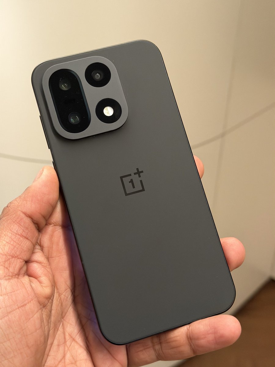 djeduhmaks's tweet image. Wanaume wanabeba machines kama izi, iPhones wachia baddies 😂😂