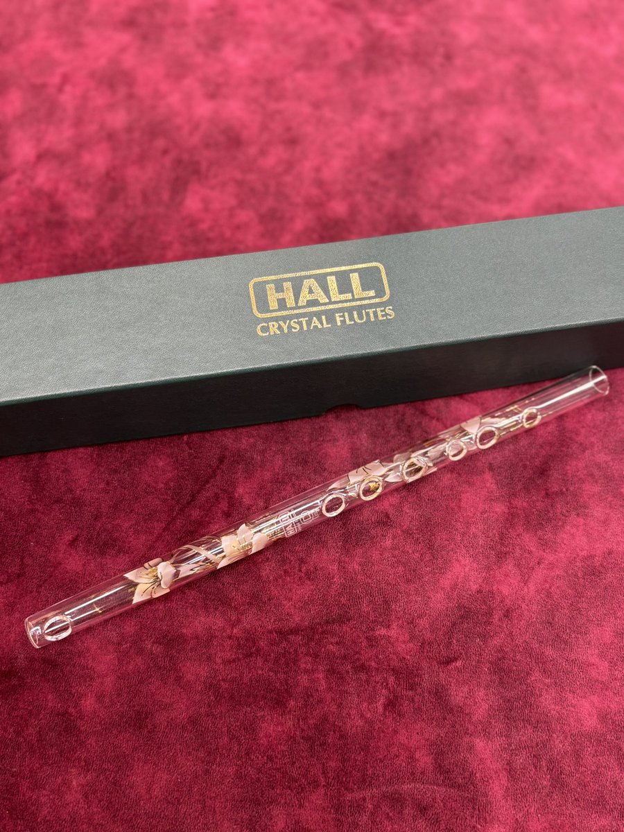 💎クリスタルピッコロのご紹介💎

アメリカのHALL社から販売されている、
ガラス製のピッコロです！

綺麗なお花のプリントもされていて、目を惹きます👀

先輩や先生への送別の品や、合格祝い、バレンタインギフトなど...
大切な誰かへ贈る一品としていかがでしょうか✨

1点限りなのでお見逃しなく✅