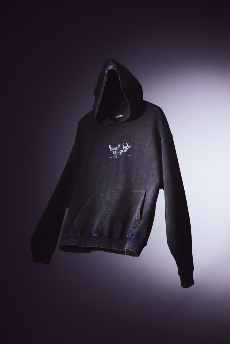 HYBE_MERCH's tweet image. LE SSERAFIM EASY CRAZY HOT ENCORE TOUR Official Merch.
Concept Photo (1/3)

💜 상품 공개: 2026. 01. 19. 11AM(KST)
📆 판매 오픈: 2026. 01. 20. 11AM(KST)
📍@weverseshop

#LE_SSERAFIM #르세라핌
#EASY_CRAZY_HOT
#EASY_CRAZY_HOT_ENCORE
#EASY_CRAZY_HOT_IN_SEOUL