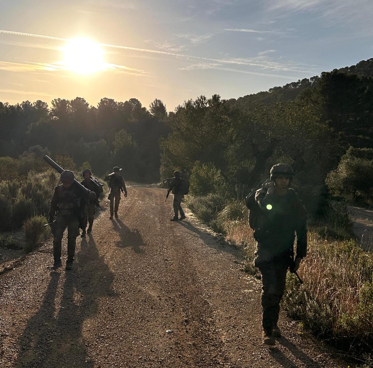 COMGEBAL_ET's tweet photo. El Batallón #Filipinas retoma la actividad de instrucción con una marcha a pie y ejercicios de tiro. La unidad inicia así un nuevo período de adiestramiento orientado al mantenimiento de la preparación operativa.
@MCANA_ET #COMGEBAL #Palma47 https://t.co/MgEYP4AFQC