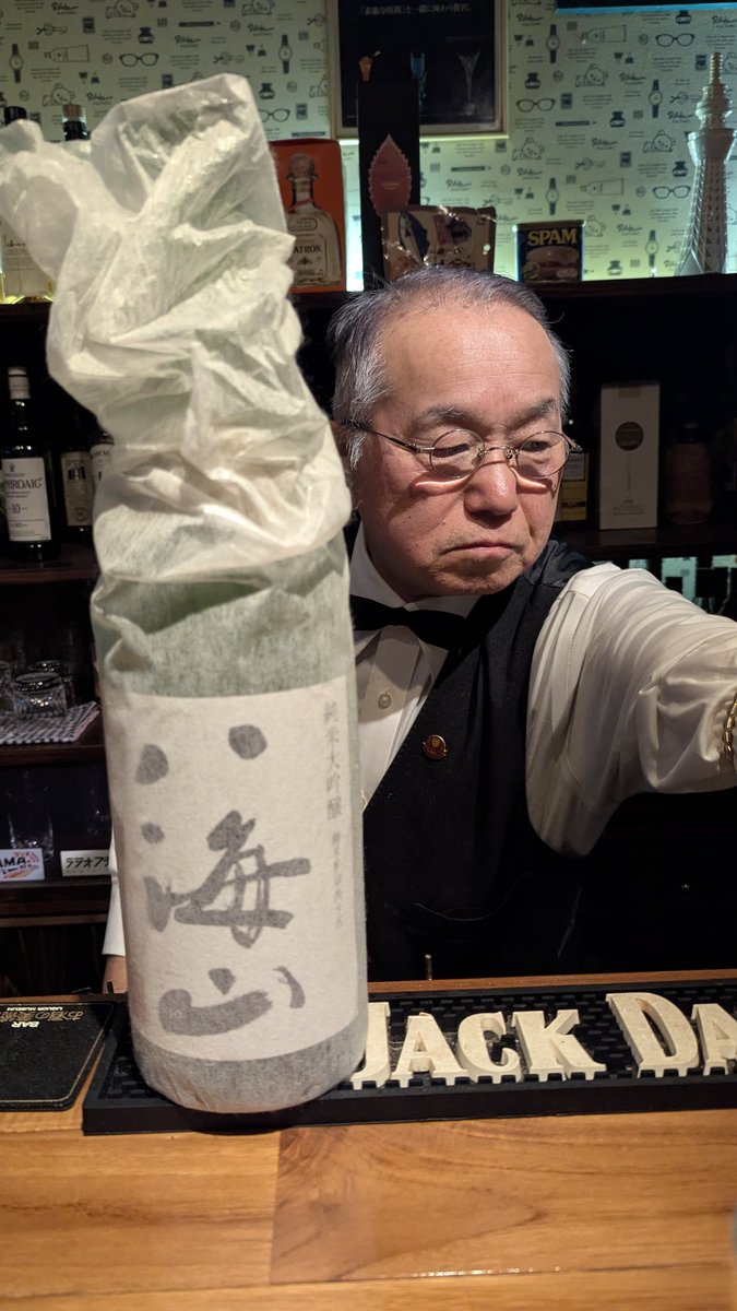 arunosukezzz's tweet photo. 本日でDANBARはラスト営業。
サントリーの美味しいウイスキー→八海山純米大吟醸コンボでアタマがボワボワしますわ。
うちの地元に開店した平成27年からのお付き合いだから丸10年かぁ。
「“馴染みのバー”を持ちたい」という願望(ユメ)を叶えてくれてありがとうございました。
#DANBAR
#多磨霊園 https://t.co/i6ws2RuDJ9