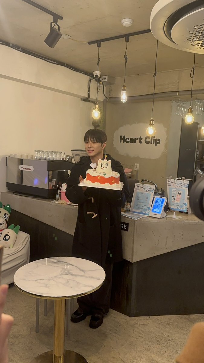 좀 늦게 했지만
태환오빠 생일 축하해🎉
케이크 잘 먹었어 ㅋㅋㅋㅋㅋㅋ

#TIME_WITH_TAEHWAN
#태환 #이태환 #배너